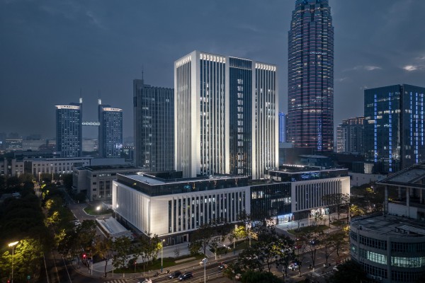 龙城中轴华彩篇章·龙锦大厦 / 简和建筑